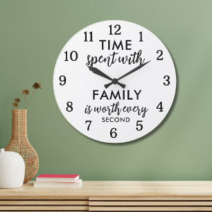 Tijd doorgebracht met familiecitaat tekst zwart en grote klok