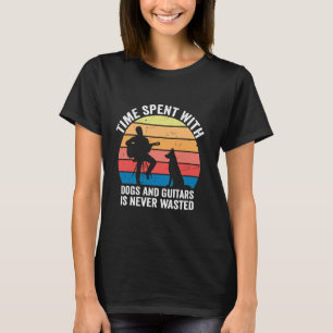 Tijd doorgebracht met honden en gitaren is nooit v t-shirt