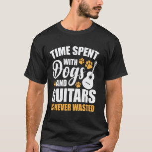 Tijd doorgebracht met honden en gitaren is nooit v t-shirt