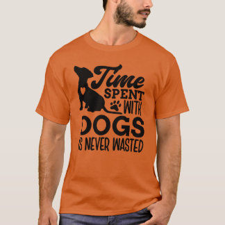 Tijd doorgebracht met honden vrienden en familie t-shirt