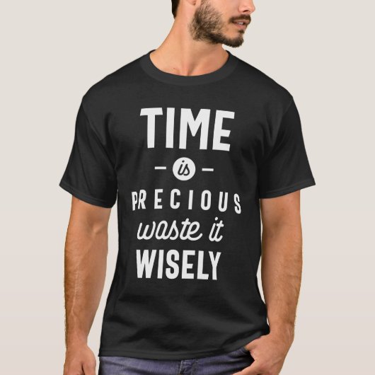 Tijd is kostbaar afval dat het Wisely Funny is T-shirt (Voorkant)
