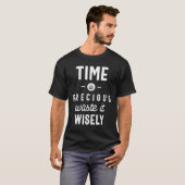 Tijd is kostbaar afval dat het Wisely Funny is T-shirt (Voorkant volledig)