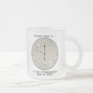 Tijd om te geloven-kleine jongen en klok matglas koffiemok