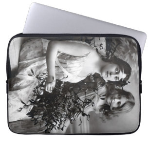 Tijdloos portret van moeder en dochter laptop sleeve