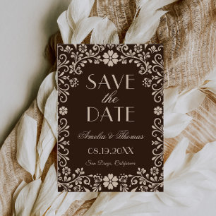 Tijdloze bruiloft met bruine bloemen save the date