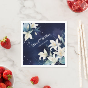 Tijdloze witte lelies op een rijke marine achtergr servet