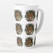 Tijger peering door gras latte mok (Rechterhoek)