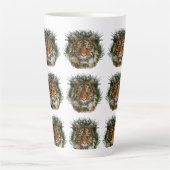 Tijger peering door gras latte mok (Voorkant)