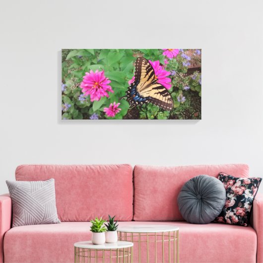 Tijger slib tussen roze en paarse bloemen canvas afdruk (Insitu (Woonkamer))