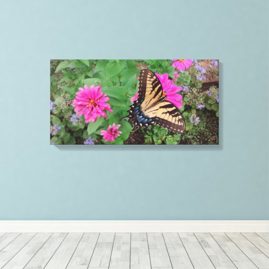 Tijger slib tussen roze en paarse bloemen canvas afdruk (Insitu (Houten vloer))