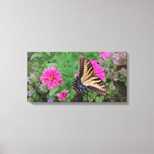 Tijger slib tussen roze en paarse bloemen canvas afdruk