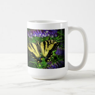 Tijgerstrepe vlinder en blauwe bloemen koffiemok