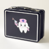 Tik als zuster met spuit.PNG (Achterkant)