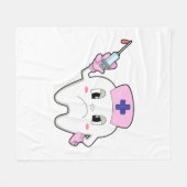 Tik als zuster met spuit.PNG Fleece Deken (Voorkant (Horizontaal))