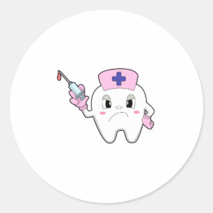 Tik als zuster met spuit.PNG Ronde Sticker