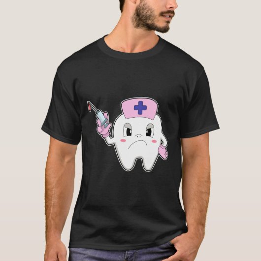 Tik als zuster met spuit.PNG T-shirt (Voorkant)