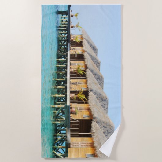 Tiki Huts op een pier met Thatched Roofs Strandlaken (Voorkant)