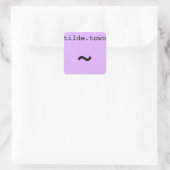 tilde.town petit autocollant carré (Sac)