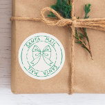 Timbre de poste père Noël avec Bow Christmas<br><div class="desc">Cet autocollant Père Noël mail bow post timbre Noël classique rond est un joli ajout à votre cadeau de cette année. Ajoutez une aspersion de magie du pôle Nord à vos cadeaux de Noël avec notre autocollant festif Père Noël, transformant chaque cadeau en un emballage délicieusement emballé de Père Noël...</div>