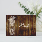 Timbre Mason Jar RSVP sur plaque en bois foncé (Debout devant)