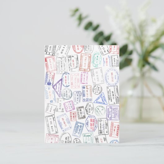 Timbres de passeport mondiaux sur une carte postal (Debout devant)