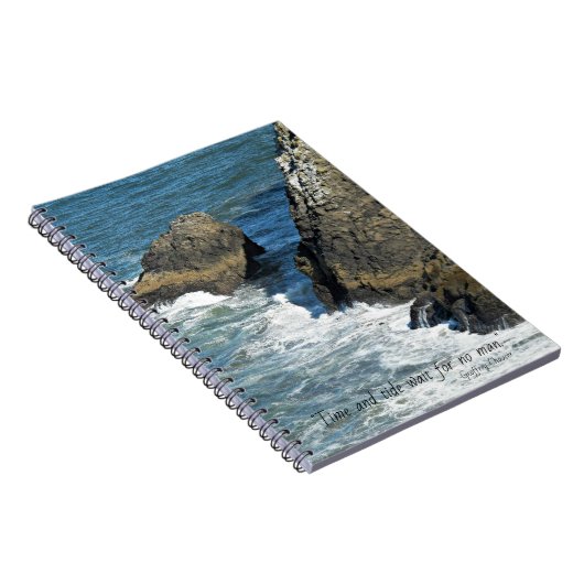 Time and Tide Chaucer Quote Rocky Coastline Notitieboek (Rechterzijde)