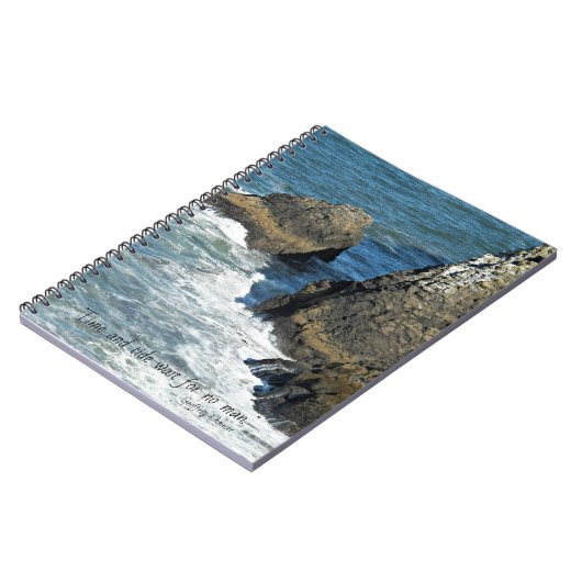 Time and Tide Chaucer Quote Rocky Coastline Notitieboek (Linkerzijde)