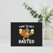 Time To Get Basted Funny Beer Thanksgiving Turkey Aankondigingskaart (Staand voorkant)