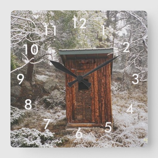 TIME TO GO! OUTHOUSE WALL CLOCK WINTER SCENE VIERKANTE KLOK (Voorkant)