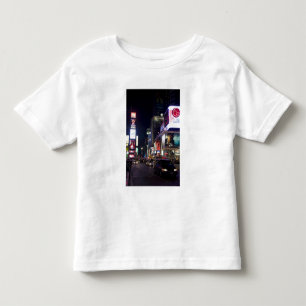 Times Square in de nacht in Manhattan, New York Kinder Shirts