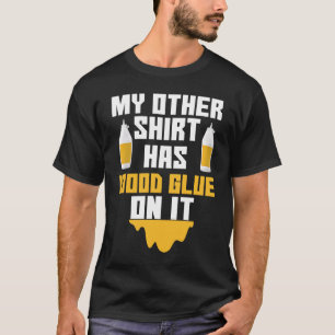 Timmerwerk Mijn andere heeft houtlijm op T-shirt