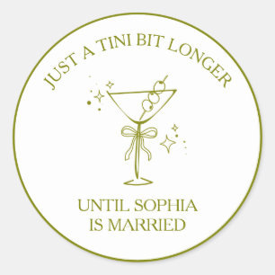 "Tini Bit Longer" Vies Martini Olijf Meisjesuitje Ronde Sticker