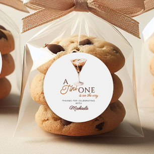 Tini Eentje Op Komst Aquarel Martini Baby Shower Ronde Sticker