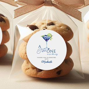 Tini Eentje Op Komst Waterverf Martini Baby Shower Ronde Sticker