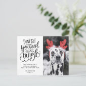 Tinsel in een Tangle Funny Dog Foto Kerstmis Feestdagenkaart (Staand voorkant)