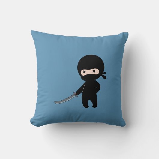 Tiny Angry Ninja op blauw Kussen (Voorkant)