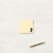 Tiny Angry Ninja op Geel Post-it® Notes (Op bureau)