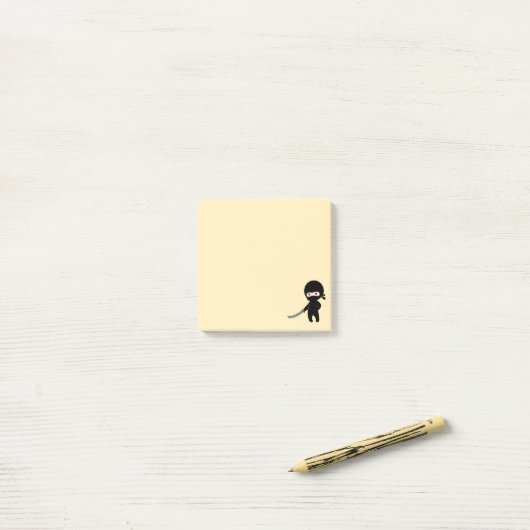 Tiny Angry Ninja op Geel Post-it® Notes (Op bureau)