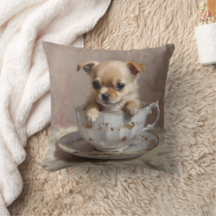 Tiny Delight: Chihuahua Puppy in een theekopje Kussen