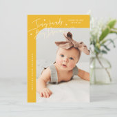 Tiny Hands Big Dreams Script Geel Foto Geboorte Aankondiging (Staand voorkant)