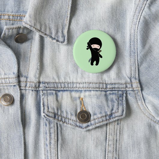 Tiny Happy Ninja over Green Ronde Button 5,7 Cm (In situ)