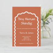 Tiny Human Shindig Eenvoudig Terracotta Baby showe Kaart (Staand voorkant)