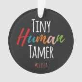 Tiny Human Tamer Kindergarten Docer Typografie Ornament (voorkant)