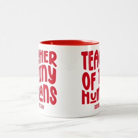 Tiny Humans leraar Red Text Design Tweekleurige Koffiemok (Center)