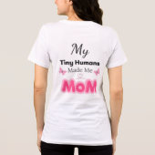 Tiny Humans Made Me Mom Modern Pink Design Tri-Blend Shirt (Achterkant)