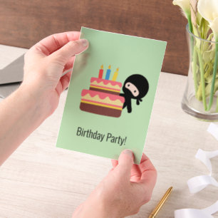 Tiny Ninja Achter Verjaardagstaart Op Groene Inser Vellum Uitnodigingen