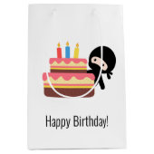 Tiny Ninja Behind Birthday Cake Medium Cadeauzakje (Voorkant)