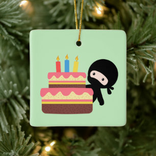 Tiny Ninja Behind Birthday Cake on Green Keramisch Ornament