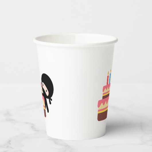 Tiny Ninja Behind Birthday Cake Papieren Bekers (Links)