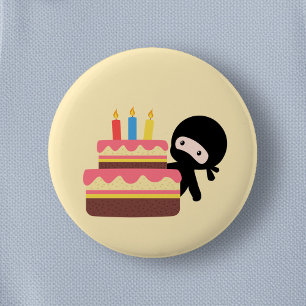 Tiny Ninja Behind Birthday Cake Yellow Ronde Button 5,7 Cm
